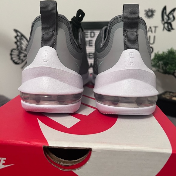 Womens Nike Air Axis in Cool Grey - Picture 4 of 7